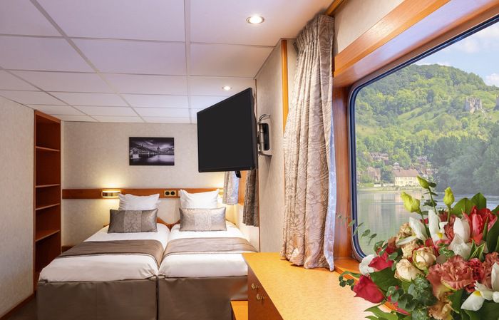 Main Deck 2 Single Beds Suite Cat B